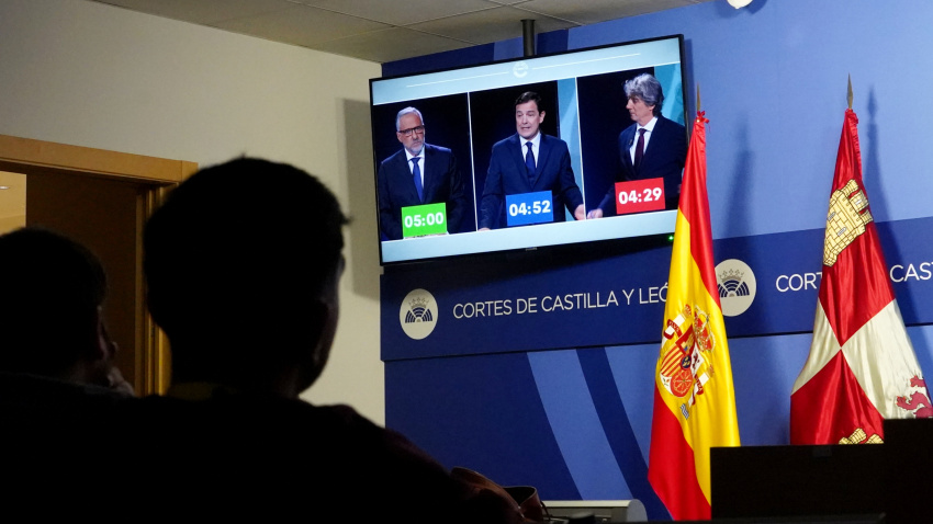 Los medios acreditados siguen el primer debate de las elecciones autonómicas desde la sala de prensa