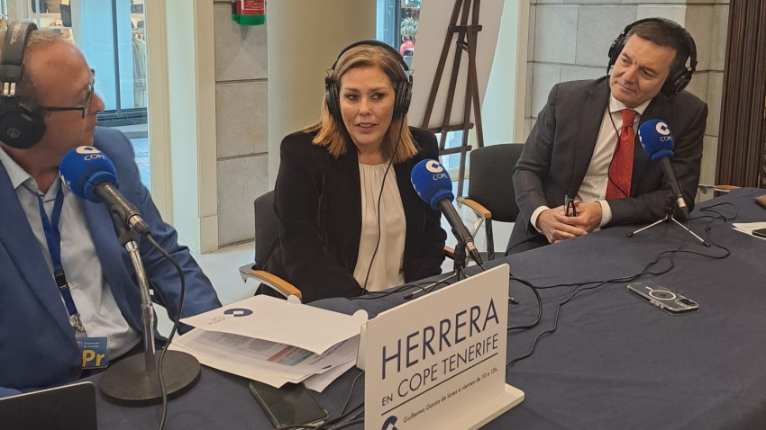 De izquierda a derecha: Guillermo García, presentador de Herrera en COPE Tenerife, la presidenta del Parlamento de Canarias en la XI Legislatura y Roberto González, presentador de Herrera en COPE Canarias.