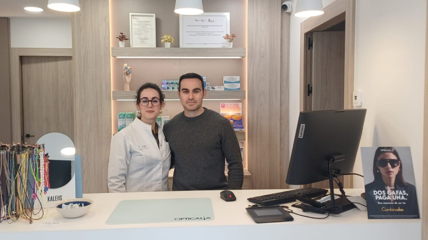 Cristina y Cayetano en su óptica de Zamora tras regresar a la ciudad