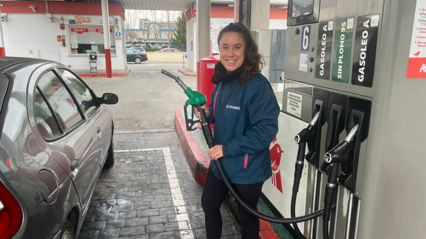 Teresa, conductora, es optimista con el precio de la gasolina en Logroño