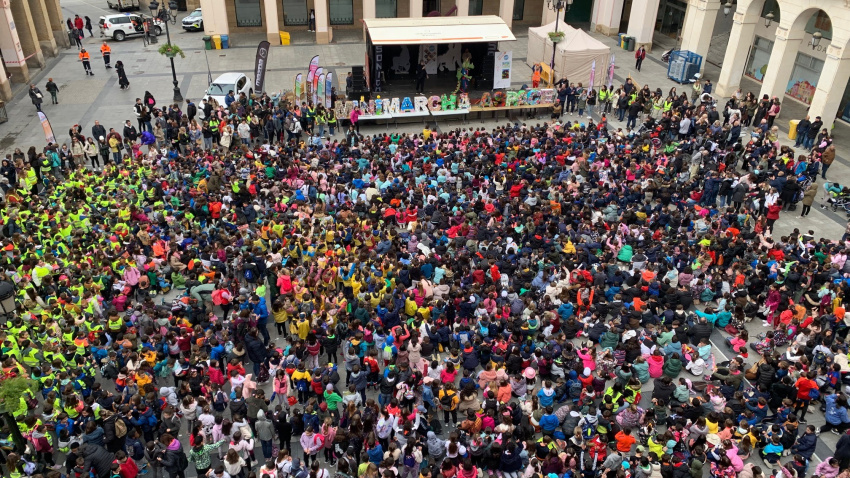 La Mini Marcha reúne a más de 3.000 escolares de la ciudad