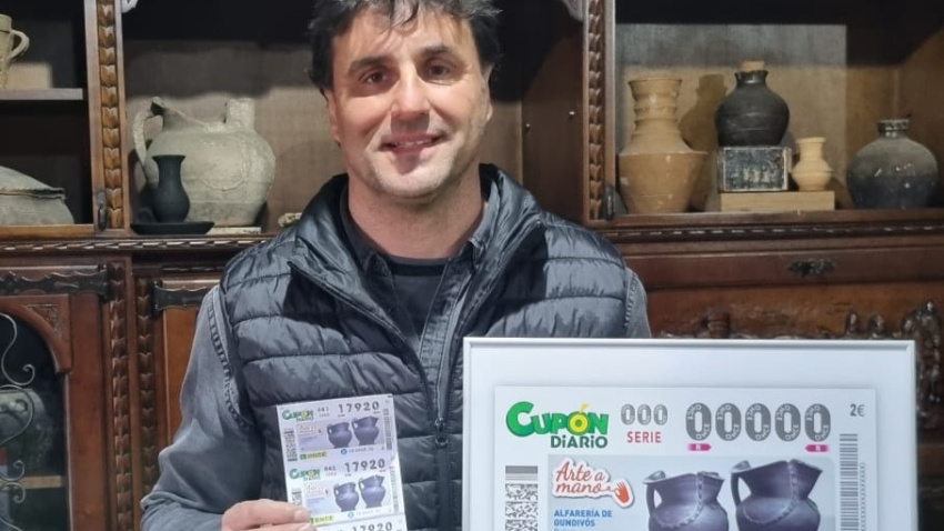 El alfarero Elías González muestra el cupón que se pondrá a la venta para el sorteo del 18 de marzo