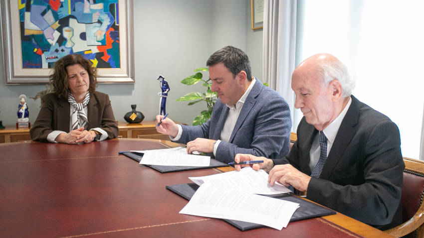 Sinatura do convenio entre Valentín González Formoso e Antonio Fontenla