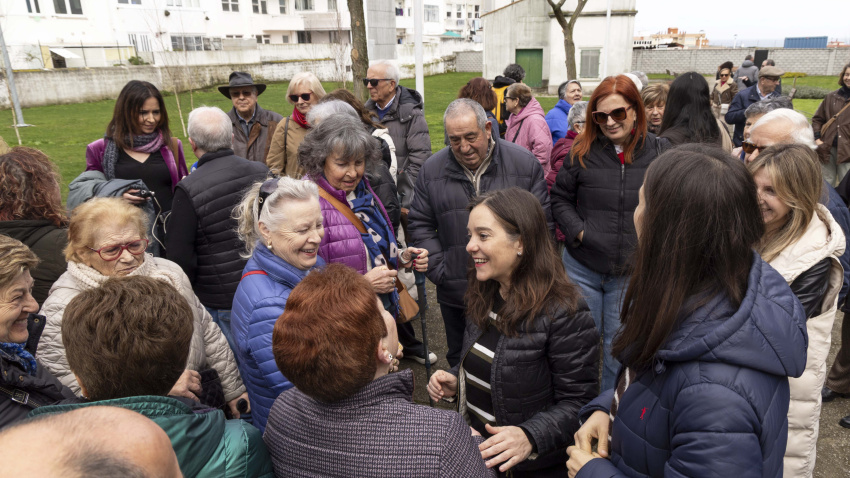 La alcaldesa, Inés Rey, con vecinos y vecinas del Agra do Orzán