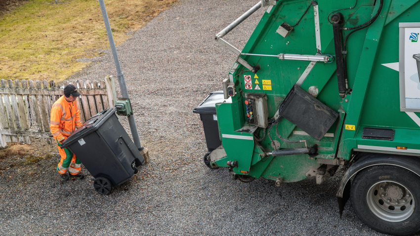 Conductor de camión de basura vacía la basura