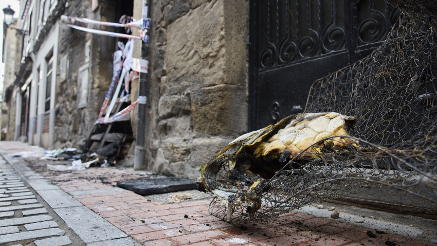 MIRANDA DE EBRO (BURGOS), 11/03/2026.- Tres personas han muerto y otras cuatro han resultado heridas, dos de ellas menores de 7 y 11 años, en el incendio que se declaró en torno a las 22:45 horas de este martes en un edificio de Miranda de Ebro (Burgos). EFE/David Pérez