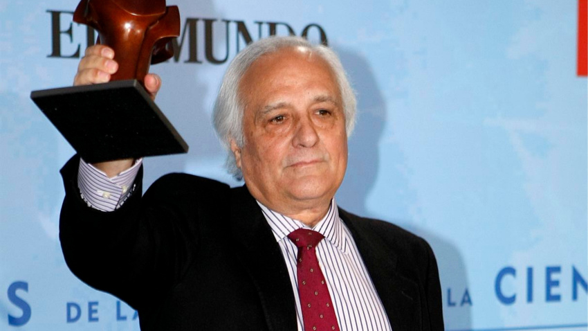 El periodista y escritor Raúl del Pozo posa con el premio de las Letras en 2009