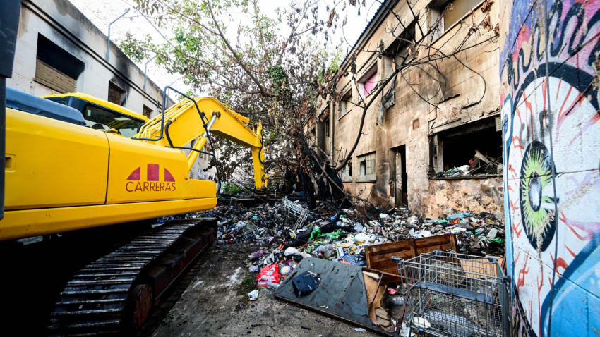 Labores de limpieza  en la antigua prisión de Palma