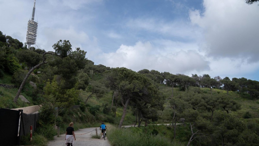 14/05/2025 Dos personas pasean, en el Parc Natural de la Serra de Collserola, a 14 de mayo de 2025, en Barcelona, Catalunya (España). Es un espacio natural protegido situado en medio de una de las áreas urbanas más densas de Europa, el área metropolitana de Barcelona.POLITICA David Zorrakino - Europa Press