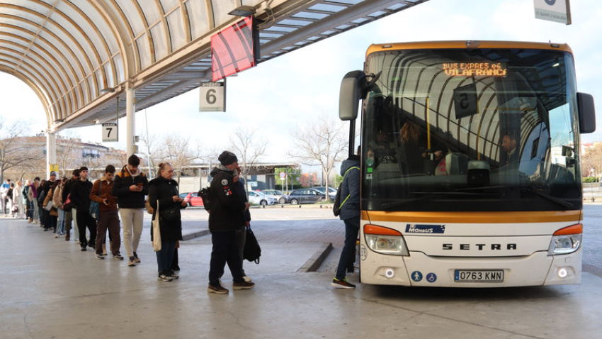Bus de servicio alternativo espera para salir