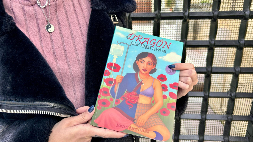 Aranxa Murillo nos enseña la portada de su libro