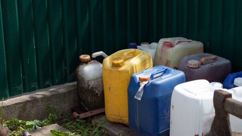 Bidones de combustible viejos. Existencias de diésel y gasolina en épocas de escasez.