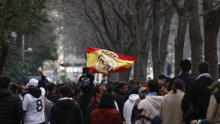 Los aficionados del Real Madrid empiezan a llegar al Santiago Bernabéu