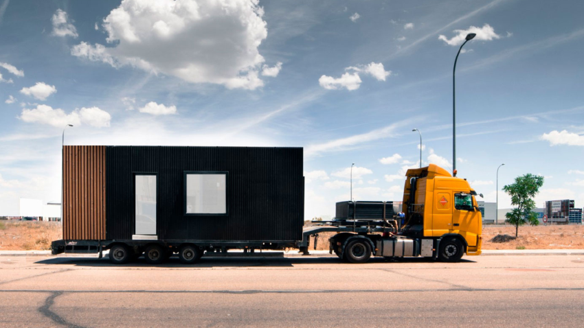 Una casa modular en un camión de transporte