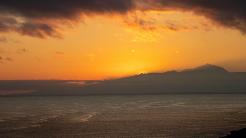 Espectacular puesta de sol desde Puerto Rico, Gran Canaria, con el Teide como testigo, Tenerife, España