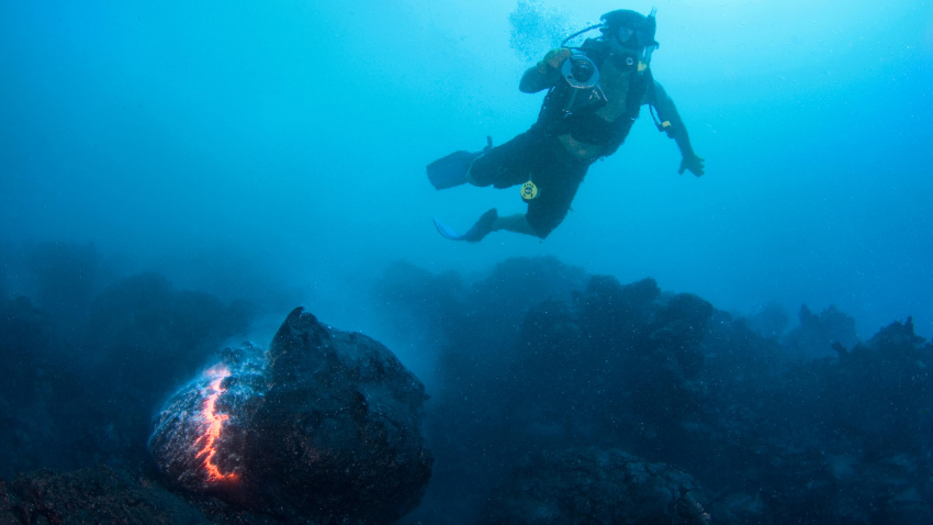 El camarógrafo Shane Turpin filma lava almohadillada en la erupción submarina del volcán Kilauea, Isla de Hawái (la Isla Grande), Hawái, EE. UU.