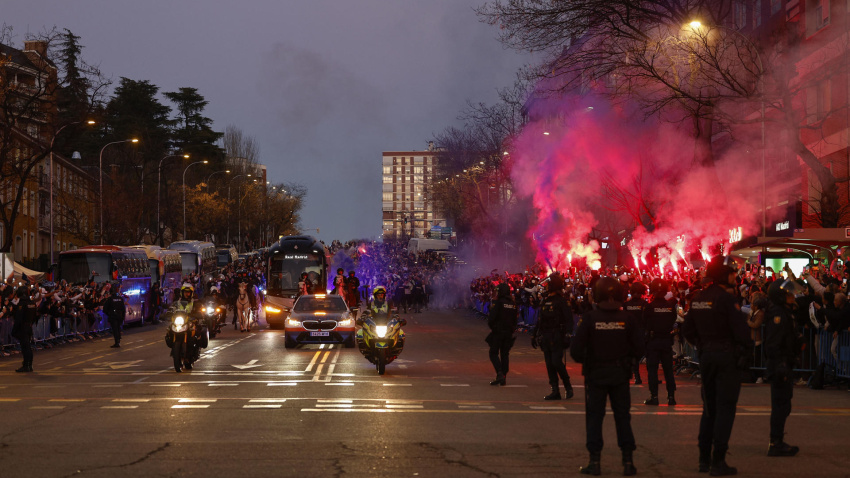 Llegada del autobús del Real Madrid al estadio Santiago Bernabéu, momentos antes del encuentro correspondiente a la ida de los octavos de final de la Liga de Campeones que disputan este miércoles Real Madrid y Manchester City