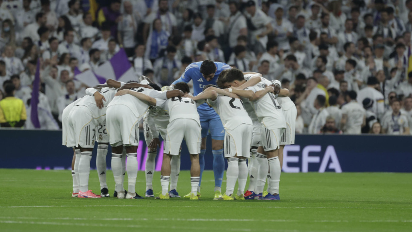 Corrillo de los jugadores del Real Madrid antes del inicio del partido