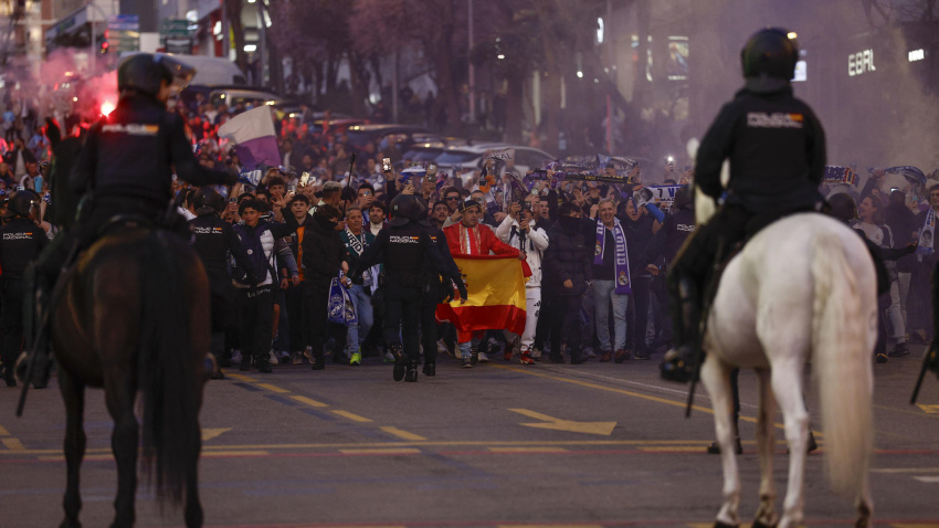 Unidades de caballería de la Policía vigilan junto al estadio Santiago Bernabéu momentos antes del encuentro correspondiente a la ida de los octavos de final de la Liga de Campeones que disputan este miércoles Real Madrid y Manchester City