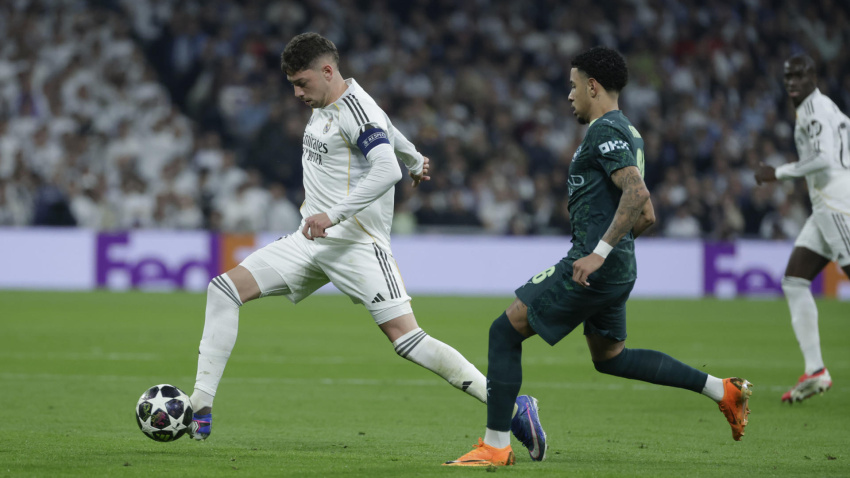 Fede Valverde conduce el balón ante la presión de Savinho en el Real Madrid - Manchester City