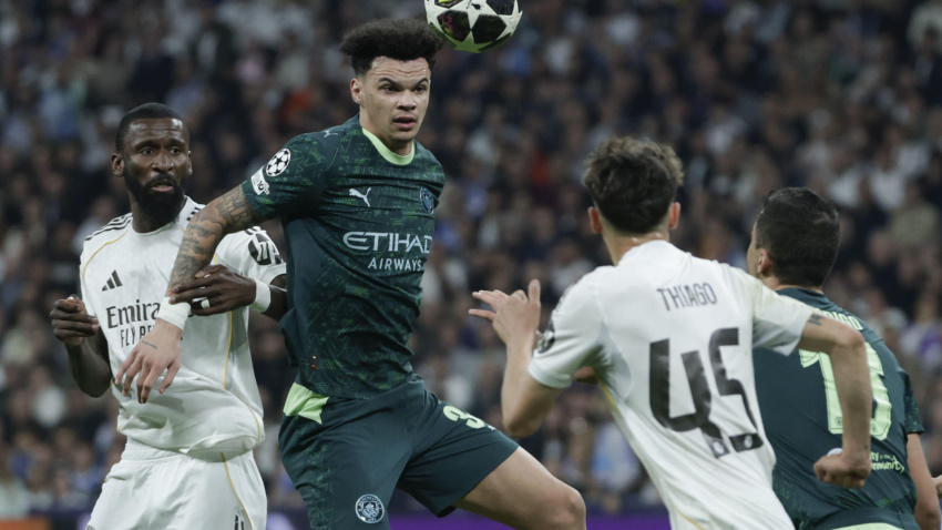 Nico O´Reilly intenta controla el balón ante la defensa de Rüdiger en el Real Madrid - Manchester City