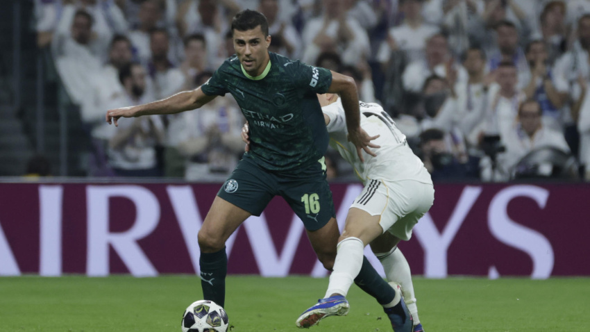 Rodri controla el balón ante la presión de Güler en el Real Madrid - Manchester City
