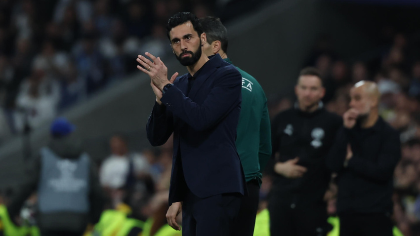 Álvaro Arbeloa aplaude a los jugadores del Real Madrid en el partido contra el Manchester City