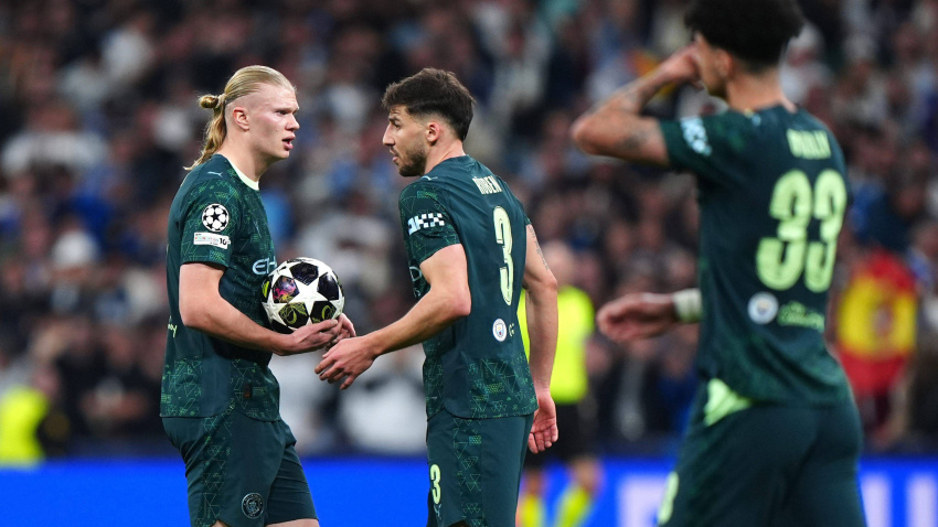 Erling Haaland, Ruben Dias y O'Reilly se lamentan tras un gol del Real Madrid