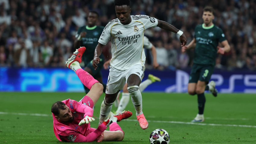 Donnarumma derriba a Vinicius durante el Real Madrid - Manchester City