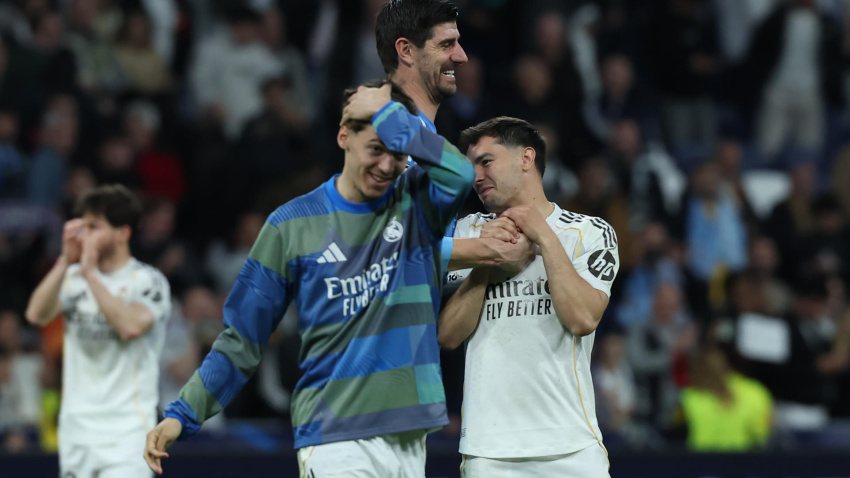 Los jugadores del Real Madrid (i-d) Thiago Pitarch, Thibaut Courtois y Brahim Díaz celebran la victoria al finalizar el encuentro correspondiente a la ida de los octavos de final de la Liga de Campeones que Real Madrid y Manchester City disputaron este miércoles en el estadio Santiago Bernabéu