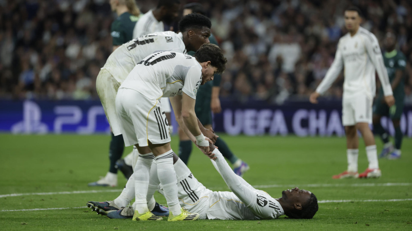 El centrocampista uruguayo del Real Madrid, Federico Valverde, ayudado por sus compañeros durante el encuentro correspondiente a la ida de los octavos de final de la Liga de Campeones que Real Madrid y Manchester City disputan este miércoles en el estadio Santiago Bernabéu
