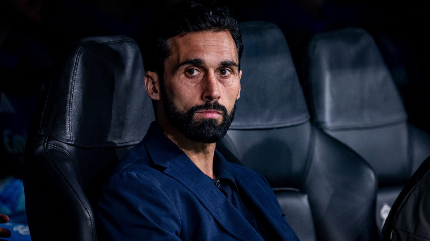 Álvaro Arbeloa, entrenador del Real Madrid, se sienta en el banquillo antes del partido de ida de los octavos de final de la UEFA Champions League 2025/26 entre el Real Madrid CF y el Manchester City FC en el Estadio Santiago Bernabéu.