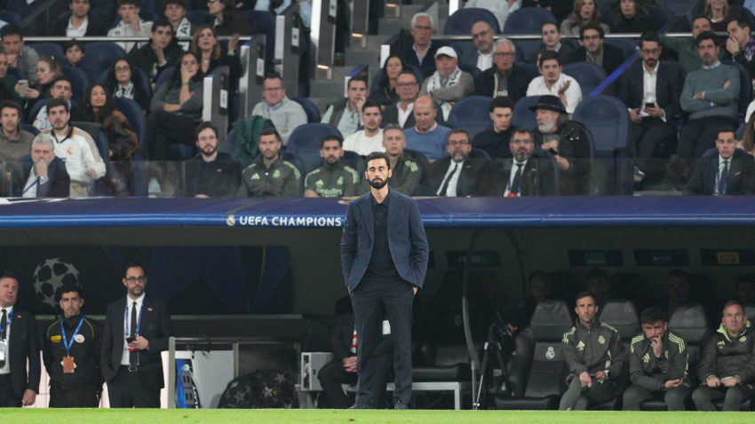 El entrenador Álvaro Arbeloa del Real Madrid en acción durante el partido de octavos de final de la UEFA Champions League 2026 entre el Real Madrid C.F. y el Manchester City F.C. en el Estadio Santiago Bernabéu.