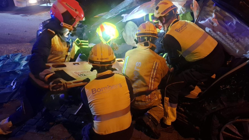 Un brutal accidente en Xàbia deja cinco heridos tras estrellarse contra varios coches