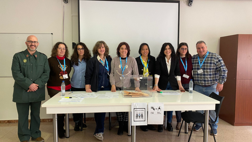 Trabajadores del Centro San Juan de Valladolid que han participado en la simulación de voto para las elecciones autonómicas del 15 de marzo