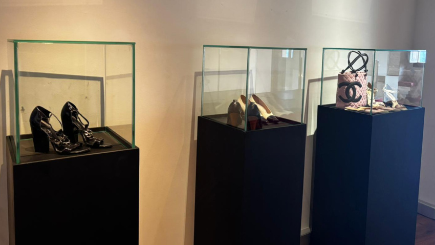 Bolsos, zapatos y otros complementos diseñados por Chanel que componen la exposición