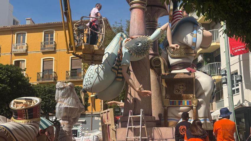 La Falla Centro arranca la plantà en Dénia