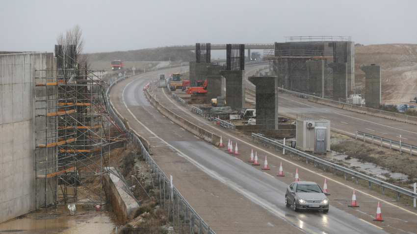 La Autovía de la Meseta (A-67) entre los municipios de Monzón de Campos y Amusco-Piña de Campos (Palencia), en sentido Cantabria
