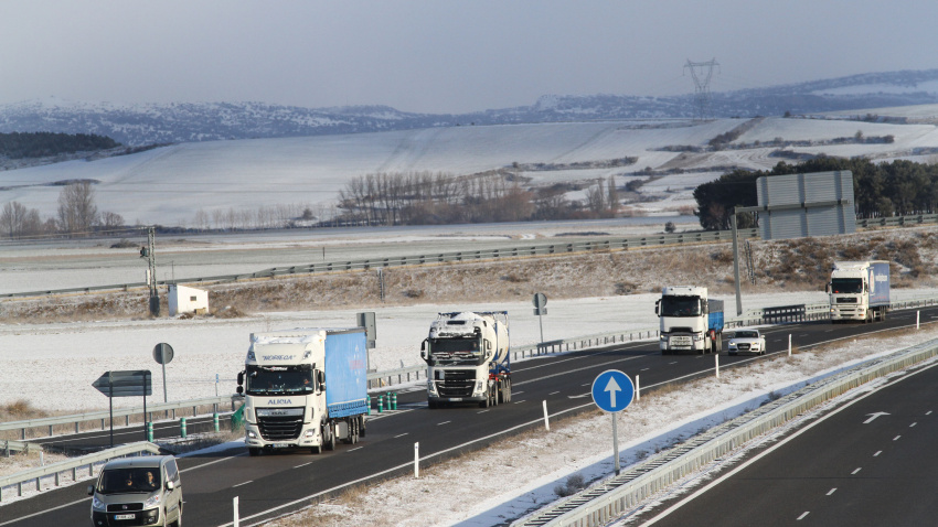 Camiones circulando por la A67 en la zona de Herrera de Pisuerga (Palencia)