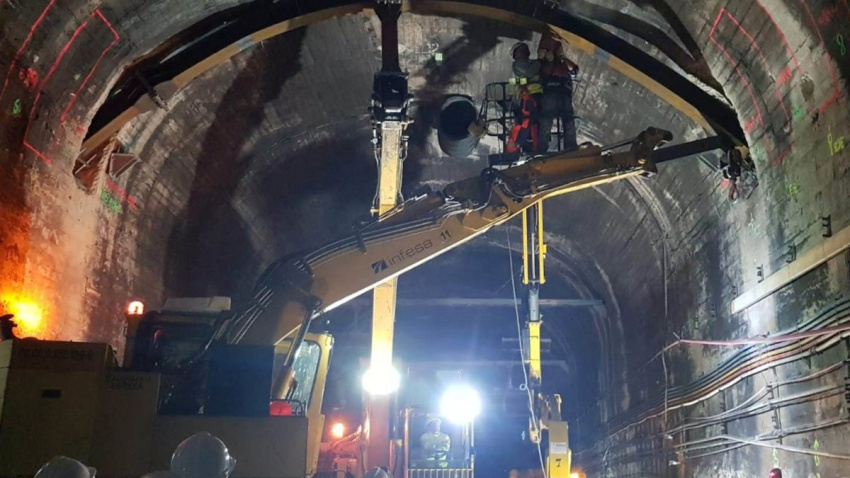 12/03/2026 Nota De Prensa // Adif Acomete La Fase Principal De Las Actuaciones En El Túnel De Rubí.Adif cerrará el túnel de Rubí (Barcelona), por donde pasan trenes de mercancías que provienen del norte hacia el Puerto de Barcelona, a partir de la noche de este viernes al sábado durante siete semanas para así poder garantizar la seguridad de los trabajadores que realizan actuaciones de obras en él y acortar los tiempos, después de que un desprendimiento el pasado enero obligara a intervenir.POLITICA Europa Press