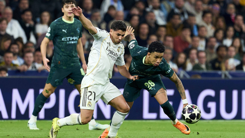 Savinho pelea por un balón con Brahim en el partido de este miércoles en el Bernabéu.
