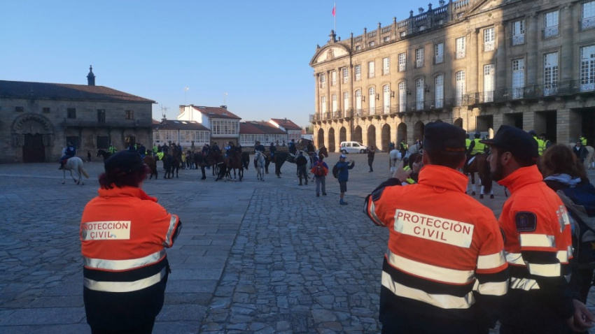 Voluntarios de Protección Civil de Santiago en la Plaza del Obradoiro