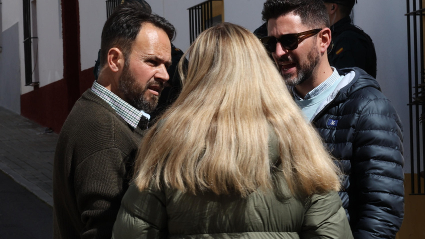 Diego Meneses (i), hijo mayor de Francisca Cadenas, mientras la Guardia Civil practica diversos registros de propiedades en Hornachos