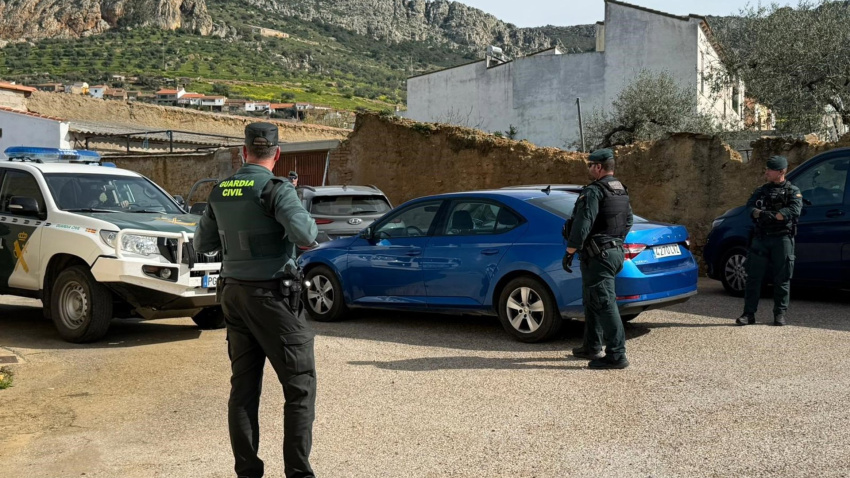 12/03/2026 Los registros de la UCO en Hornachos continúan en una finca propiedad de los dos detenidos.Los registros de los agentes de la Unidad Central Operativa (UCO) de la Guardia Civil continúan este jueves en una finca cercana a la localidad de Hornachos, propiedad de los dos hermanos detenidos por la desaparición de Francisca Cadenas.SOCIEDAD ESPAÑA EUROPA EXTREMADURA