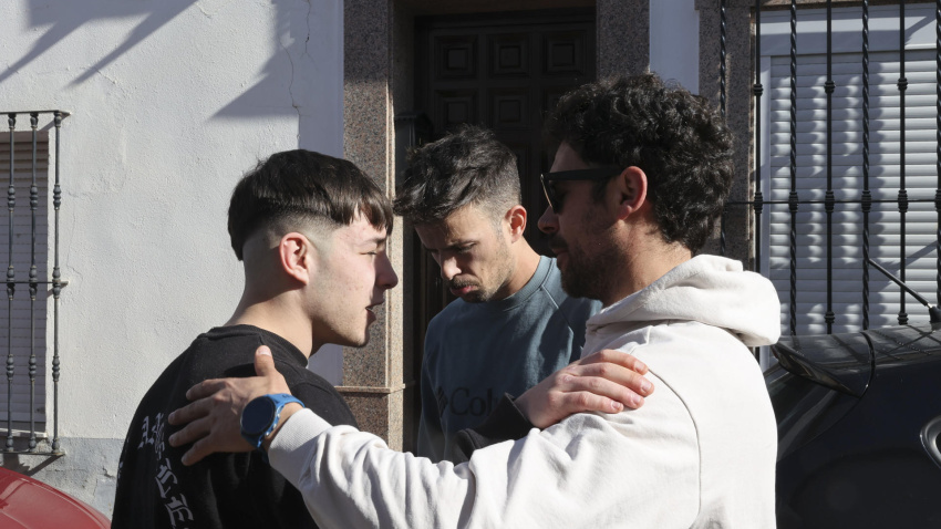 Familiares de Francisca Cadenas, la mujer vecina de la localidad desaparecida en 2017, este jueves en el domicilio en Hornachos (Badajoz)