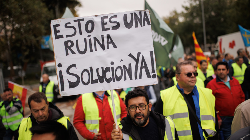 Un hombre sujeta un cartel en el que se lee: 'Esto es una ruina, ¡solución ya!', durante la manifestación de transportistas, a 14 de noviembre de 2022, en Madrid (España).