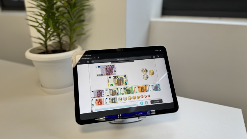 Así luce NeuronApp en una pantalla digital.