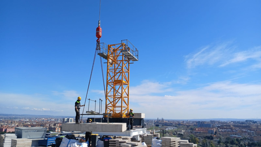 Imagen de la grúa que se ha colocado en la Torre del Agua de Zaragoza.