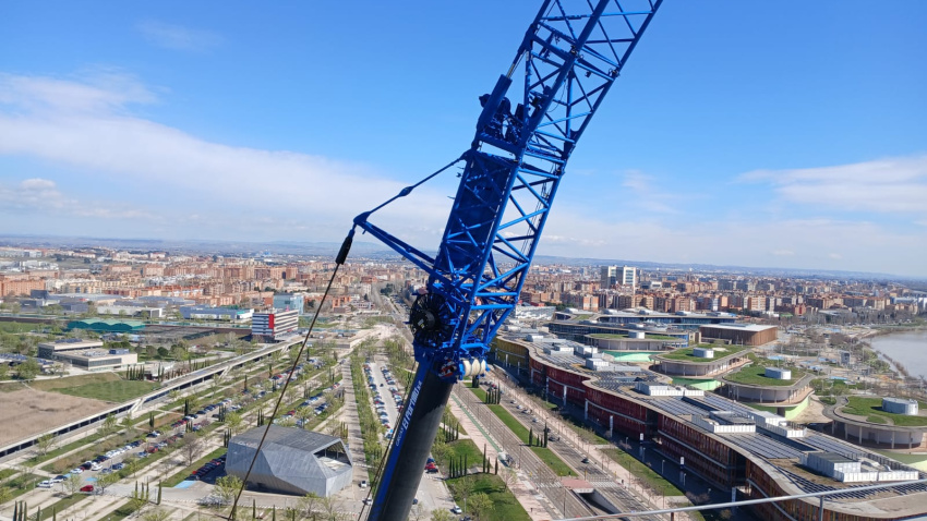 Imagen de la grúa que se ha colocado en la Torre del Agua de Zaragoza.