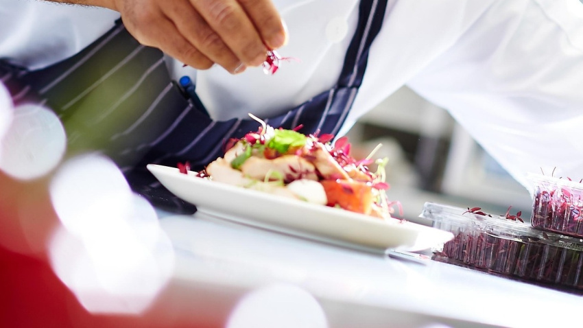 El documental muestra precisamente esa conexión entre territorio, producto y talento